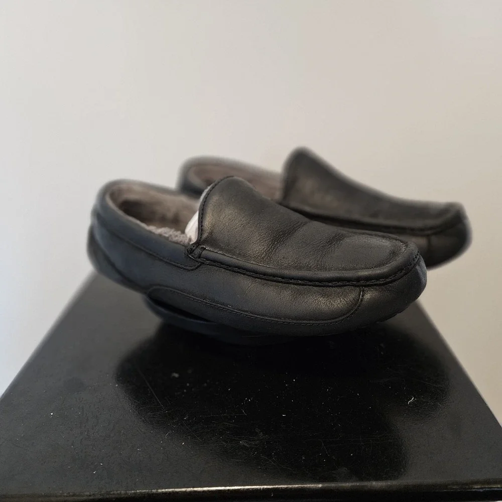 UGG Ascot Black Matte Leather  Shearling Men's Slippers 1103889 Size 10